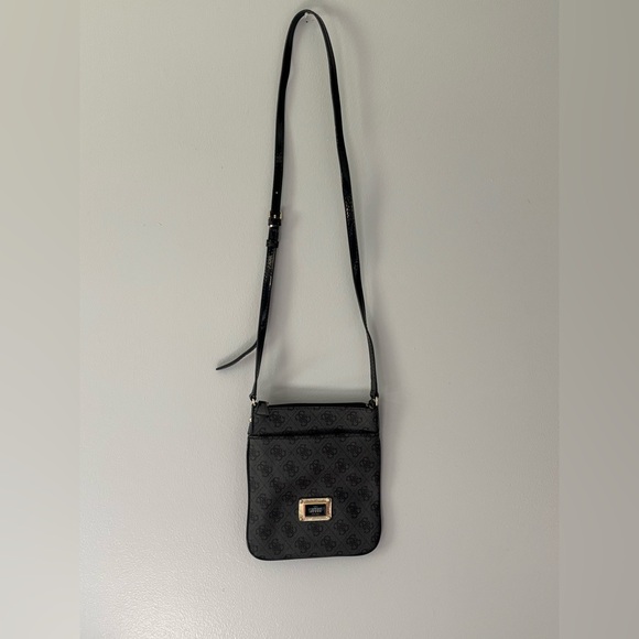 Guess Crossbody Bag. Black excellent condition! Small inside pocket - Picture 1 of 7
